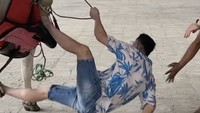 Alhasil Raffi Ahmad terjatuh dari atas sapi dengan posisi tangan kanan menumpu tanah. Foto: dok. Instagram Raffi Nagita