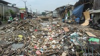 Ratusan bangunan liar yang berdiri di sekitar kali baru itu nampak rata dengan tanah.  
