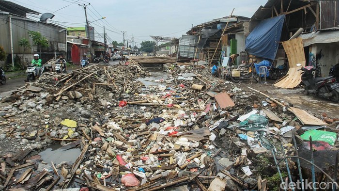 Ratusan bangunan liar di sepanjang Kali Baru, Tambun Selatan, Bekasi, dibongkar. Pembongkaran ini agar aliran air lancar karena kali menyempit.