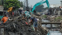 Pembongkaran bangunan liar ini merupakan instruksi dari Gubernur Jawa Barat Dedi Mulyadi yang meminta bangunan liar yang berdiri di areal tanah pengairan untuk ditertibkan.  