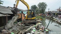 Bangunan yang berada di sekitaran tanah pengairan di Jalan Kali Baru yang melintasi tiga Desa Tridaya Sakti, Mekarsari dan Mangunjaya ini dibongkar menggunakan alat berat.  
