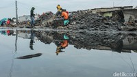 Kalibaru yang kerap meluap saat hujan dengan intensitas tinggi berasal dari bangunan yang turut berdiri di atas kali, luapan air tersebut sering menyebabkan genangan di jalan hingga banjir di perumahan sejak beberapa tahun lalu.  