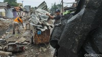 Usai dibongkar kali juga nampak langsung dikeruk menggunakan alat berat untuk mengambil lumpur yang berada di kali.  