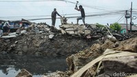 Selain itu para pencari besi dari puing bangunan terus berdatangan untuk membeli besi dari pemilik bangunan.  