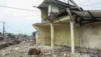 Salah seorang pencari besi bekas mengaku puing dari besi itu dikumpulkan, sekilonya mereka dihargai Rp 3 ribu. Hingga sepekan ini biasanya mereka mampu mendapatkan uang Rp 300 ribu dalam satu hari.  