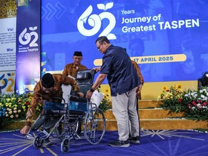 Rayakan HUT Ke-62, TASPEN Salurkan Bantuan Kursi Roda ke Pensiunan ASN