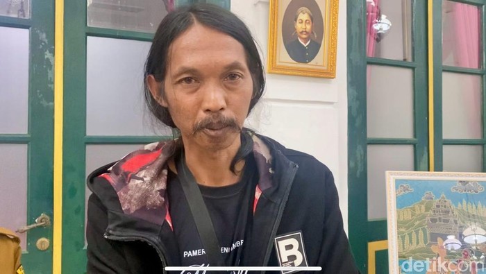 Rejo Arianto, seniman pembuat patung biawak yang viral di jalan Wonosobo-Banjarnegara, Desa Krasak Kecamatan Selomerto, Wonosobo, Senin (21/4/2025).