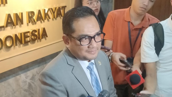 Ketua Komisi II DPR Rifqinizamy Karsayuda di kompleks parlemen, Senayan, Jakarta Pusat, Senin (21/4/2025).