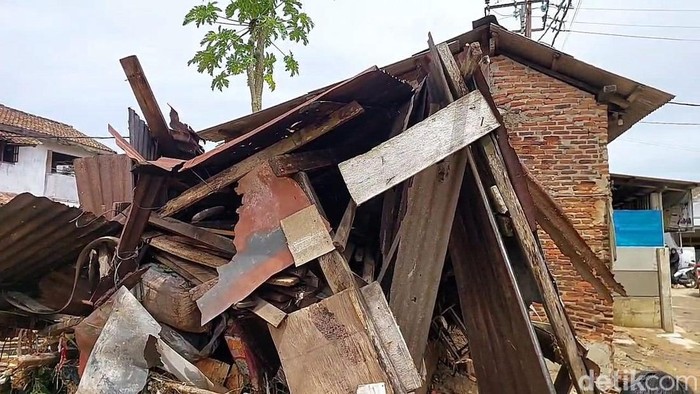Rumah Piyan dan Diding Ambruk terseret banjir bandang Bandar Lampung