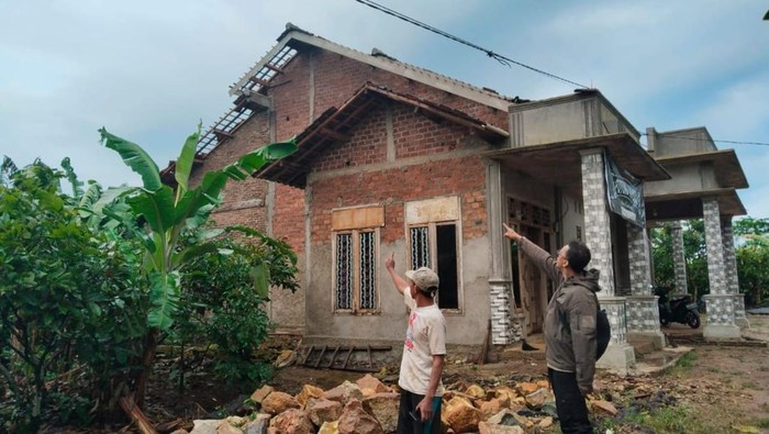 Rumah warga di Tanggamus rusak usai diterjang angin puting beliung