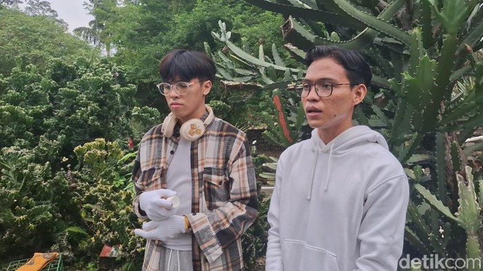 Santo (27) dan Adi (24) datang meminta maaf usai aksi vandalisme di kaktus Kebun Raya Bogor viral. Keduanya mengaku mencoret kaktus hanya untuk kenang-kenangan. (M Sholihin/detikcom)