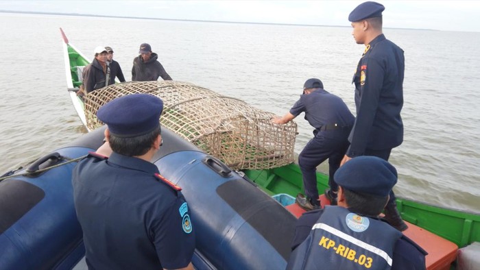 Kementerian Kelautan dan Perikanan (KKP) kembali menangkap satu Kapal Ikan Asing (KIA) berbendera Malaysia yang diduga melakukan penangkapan ikan secara ilegal di perairan Indonesia. Penangkapan dilakukan di sebelah timur Pulau Sebatik, Kalimantan Utara, Minggu (20/4) pukul 12.30 WITA.