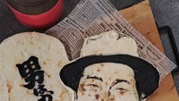 Penyanyi Jepang, Kiyoshi Atsumi, tak lepas dari tangan kreatif Nancy. Kali ini wajahnya digambarkan dengan naan dan kari. Foto: Instagram/nancychannel