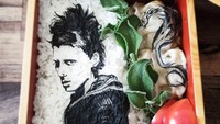 Karakter fiksi Lisbeth Salander digambarkan oleh Nancy hadir dalam kotak makan. Siluetnya yang dibuat dengan rumput laut dilengkapi dengan tomat, sayuran, dan lauknya. Foto: Instagram/nancychannel