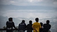 Pengunjung bisa melihat Danau Rawa Pening dari puncak Gunung Gajah Telomoyo.