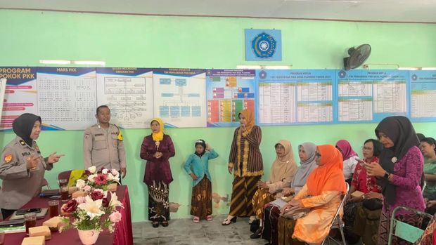 Sesi talkshow gagasan Polwan Polres Klaten dalam memperingati Hari Kartini di sekretariat PKK Desa Pluneng, Kecamatan Kebonarum.Foto diunggah Senin (21/4/2025).