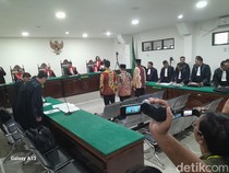 Mantan Gubernur Bengkulu, Eks Sekda-Ajudan Jalani Sidang, Pengunjung Dibatasi