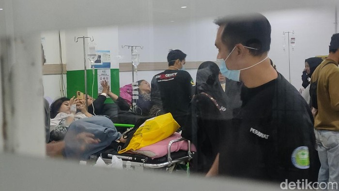 Siswa MAN Cianjur dirawat di RSUD sayang usai keracunan massal.