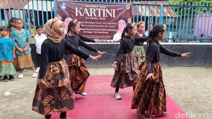 Siswa SD Negeri 196 Palembang melakukan kegiatan hari Kartini