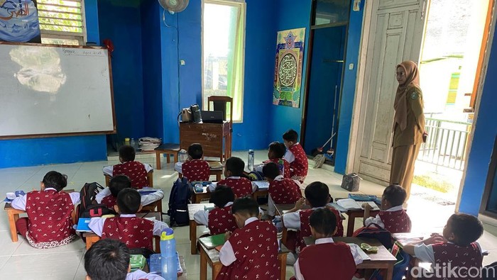 Siswa SD Negeri 85 Parepare belajar melantai gegara kekurangan kelas.