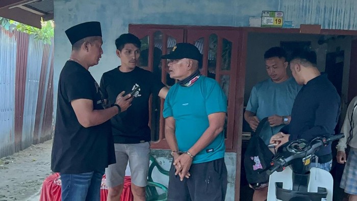 Sosok Ismail Nasution berkaus biru, bandar narkoba di Medan ditangkap kembali.