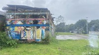Stasiun Cikajang berlokasi di Kampung/Desa Padasuka, Kecamatan Cikajang, Kabupaten Garut. Dari kawasan perkotaan Garut, Stasiun Cikajang berjarak sekitar 21 kilometer di wilayah selatan. Stasiun ini dibangun pada tahun 1926 oleh Staatsspoorwegen (SS), perusahaan kereta api negara, dan mulai beroperasi pada 1 Agustus 1930.