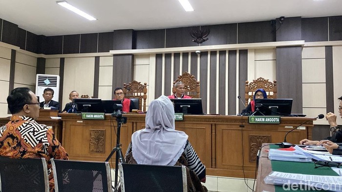 Suasana sidang perdana eks Wali Kota Semarang Hevearita Gunaryanti Rahayu atau Mbak Ita dan suaminya, Alwin Basri di Pengadilan Tindak Pidana Korupsi (Tipikor) Semarang, Senin (21/4/2025).