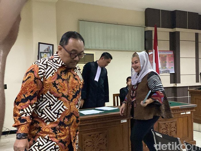 Suasana sidang perdana eks Wali Kota Semarang Hevearita Gunaryanti Rahayu atau Mbak Ita dan suaminya, Alwin Basri di Pengadilan Tindak Pidana Korupsi (Tipikor) Semarang, Senin (21/4/2025).