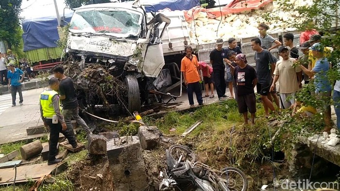 Tabrakan beruntun di Comal, Senin (21/4/2025).