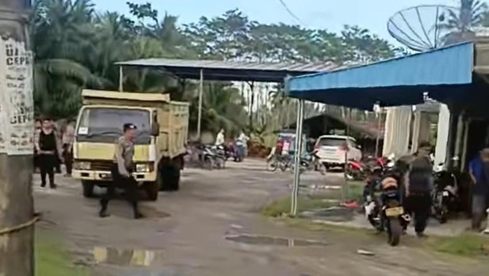 Tangkapan layar video penggerebekan rumah anggota DPRD Asahan terkait judi sabung ayam. (Istimewa)