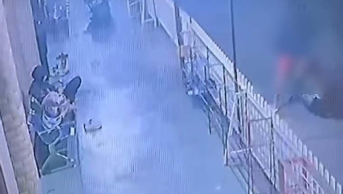 Tangkapan layar video pria unjuk alat kelamin.