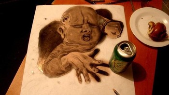 Ia hanya bermodal kertas putih dan pensil hitam sebagai bahan lukisnya.. Foto: Instagram/fredosis.art