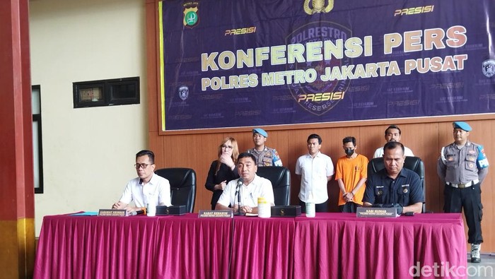 Tersangka Muhammad Azwindar Eka Satria (39), dokter program pendidikan dokter spesialis (PPDS) di Universitas Indonesia (UI), merekam seorang mahasiswi mandi di Jakpus (Kurniawan F/detikcom) Tersangka Muhammad Azwindar Eka Satria (39), dokter program pendidikan dokter spesialis (PPDS) di Universitas Indonesia (UI), merekam seorang mahasiswi mandi di Jakpus (Kurniawan F/detikcom)