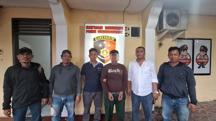 Pelaku tni gadungan saat diamankan di kantor polisi.