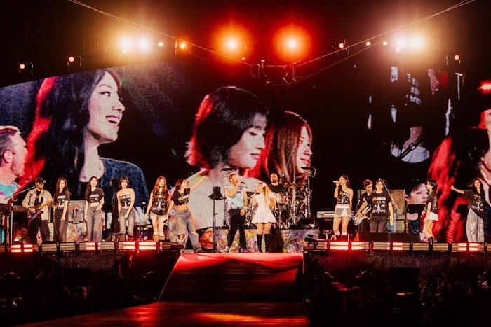 TWICE tampil bareng Coldplay di konser Music of the Spheres Seoul.