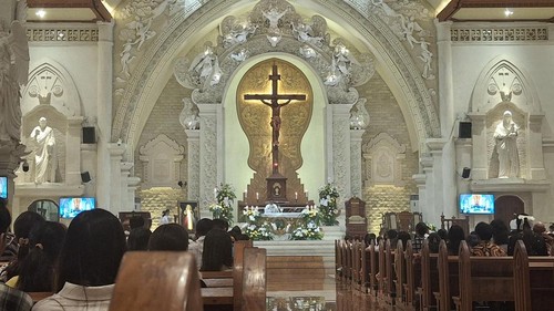 Umat Katolik Gereja Katedral Denpasar melaksanakan Misa Paskah hari kedua sembari mendoakan Paus Fransiskus yang wafat, Senin (21/4/2025). (Fabiola Dianira/detikBali)