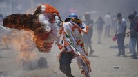 Selama bertahun-tahun, tradisi ini tumbuh dan memiliki identitasnya sendiri, bercampur dengan adat istiadat lokal Meksiko seperti banyak perayaan Paskah dan Pekan Suci di seluruh Amerika Latin.