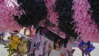 Topi kertas tisu berbulu yang menyerupai ulat berada di atas kepala pria dan wanita yang mengenakan topeng kulit berjanggut dan berkumis, serta jubah berwarna yang dihiasi gambar Yesus dan Perawan Maria. Tokoh-tokoh yang mereka perankan dikenal sebagai sayones.