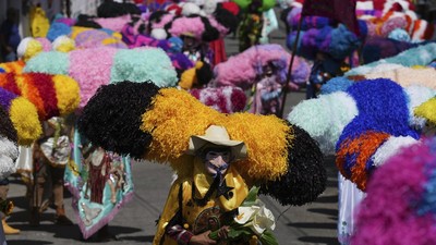 Rayakan Paskah, Warga Meksiko Pakai Topi Bak Ulat Bulu