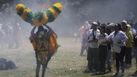 Penduduk kota, yang terletak di dekat gunung berapi Popocatépetl yang masih aktif di Meksiko, mempersiapkan diri selama berbulan-bulan untuk perayaan tiga hari setiap akhir pekan Paskah.