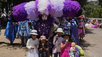 Setiap tahun, jalan pegunungan yang berkelok-kelok di Tetela del Volcán dipenuhi dengan warna kuning, ungu, hijau, jingga, dan biru yang cerah.