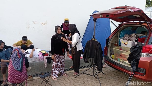 Usaha sewa kebaya dan fotografer di Alun-alun Indramayu