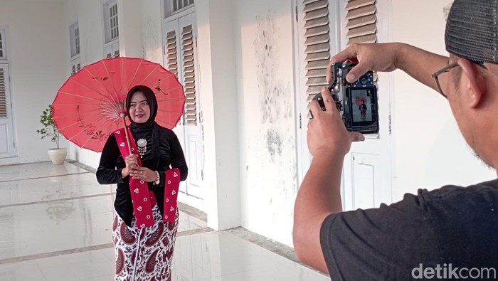 Usaha sewa kebaya dan fotografer di Alun-alun Indramayu