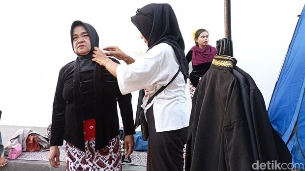 Usaha sewa kebaya dan fotografer di Alun-alun Indramayu