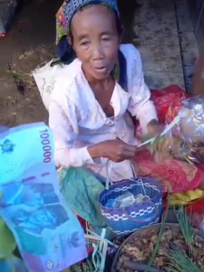 Viral nenek penjual rempah ditipu uang mainan di Pamekasan