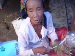 Pilu Nenek Penjual Rempah Ditipu Pembeli Pakai Uang Mainan