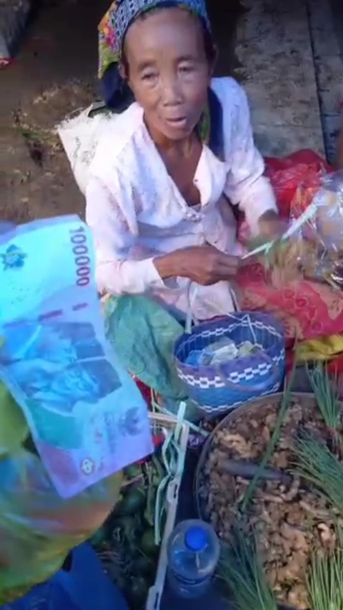 Viral nenek penjual rempah ditipu uang mainan di Pamekasan