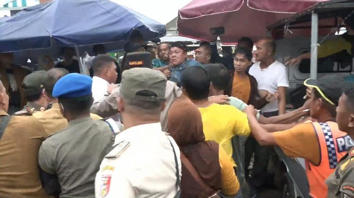 Wakil Bupati Tulang Bawang, Lampung, Hankam Hasan terlibat keributan dengan pedagang hingga nyaris adu jotos.
