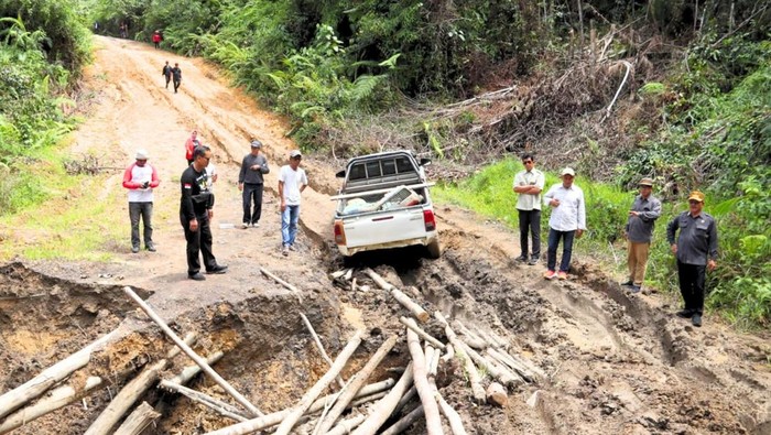 Wakil Gubernur Kalimantan Utara (Kaltara), Ingkong Ala, meninjau langsung kondisi jalan rusak di wilayah perbatasan Apau Kayan
