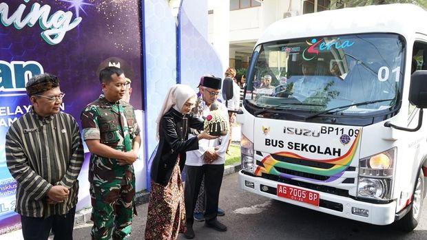 Wali Kota Kediri meluncurkan Bus Mapan Ceria, bus mikro yang akan melayani antar jemput siswa disabilitas di Kota Kediri.